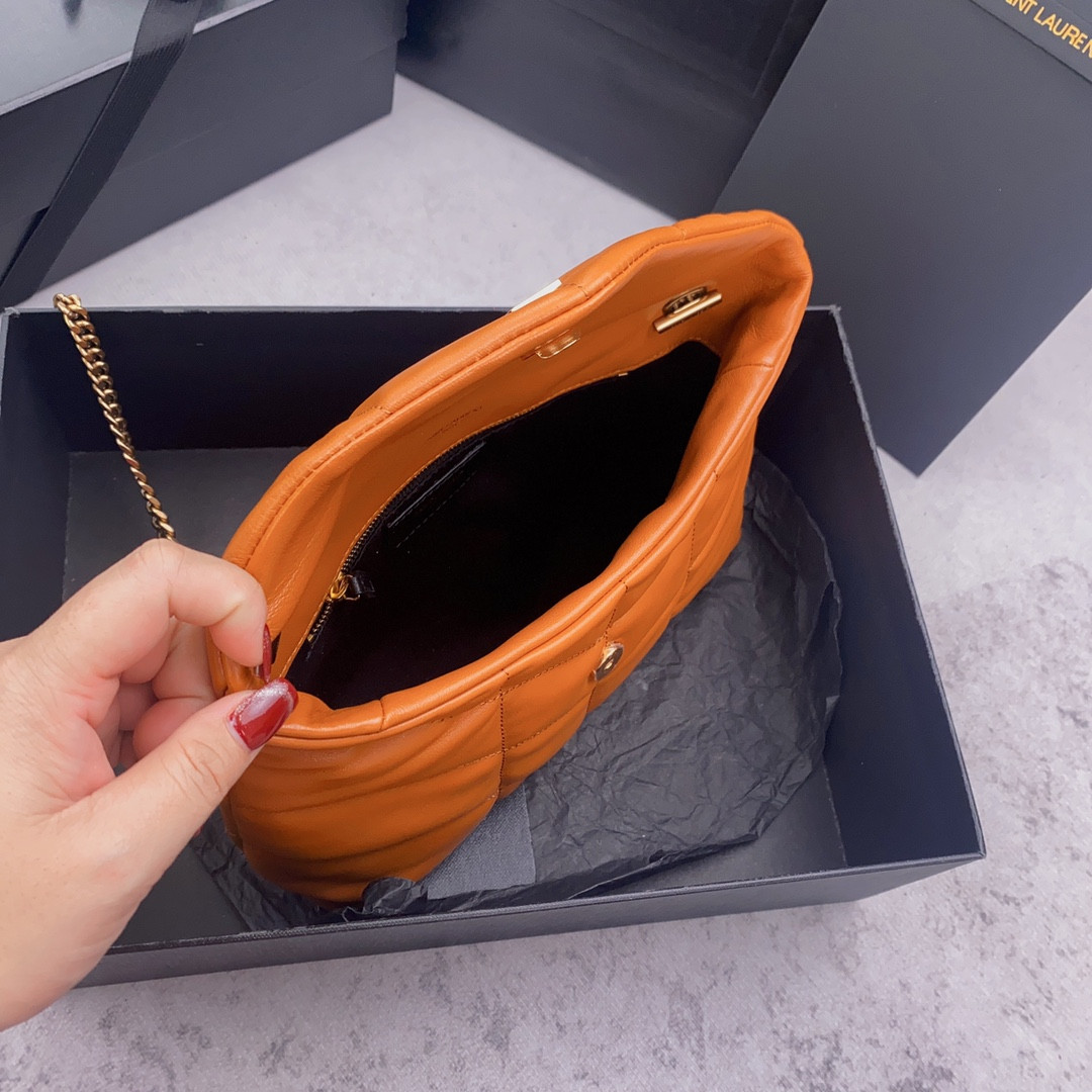 Y*L puffer in leather orange 23 x 15.5 x 5.8 cm