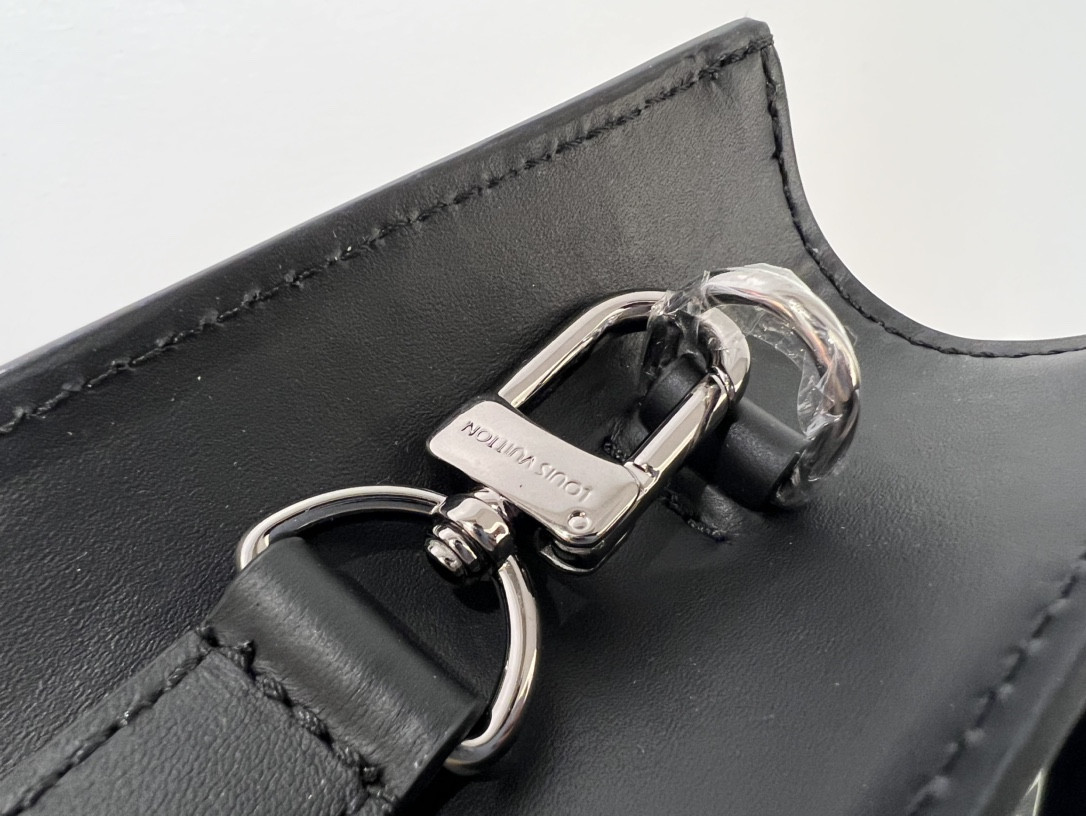 LV M46453 Petit Sac Plat 19 x 22 x 7 CM