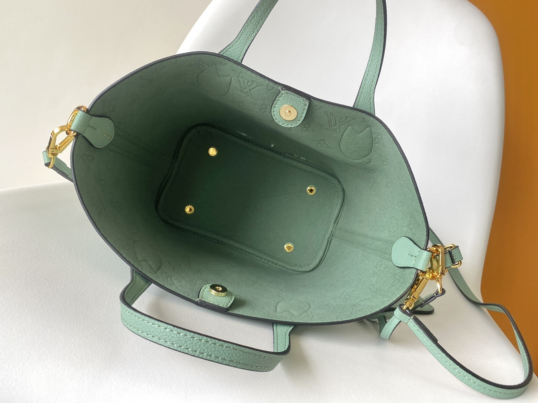LV  Blossom M24930 20.0 x 20.0 x 12.5 CM
