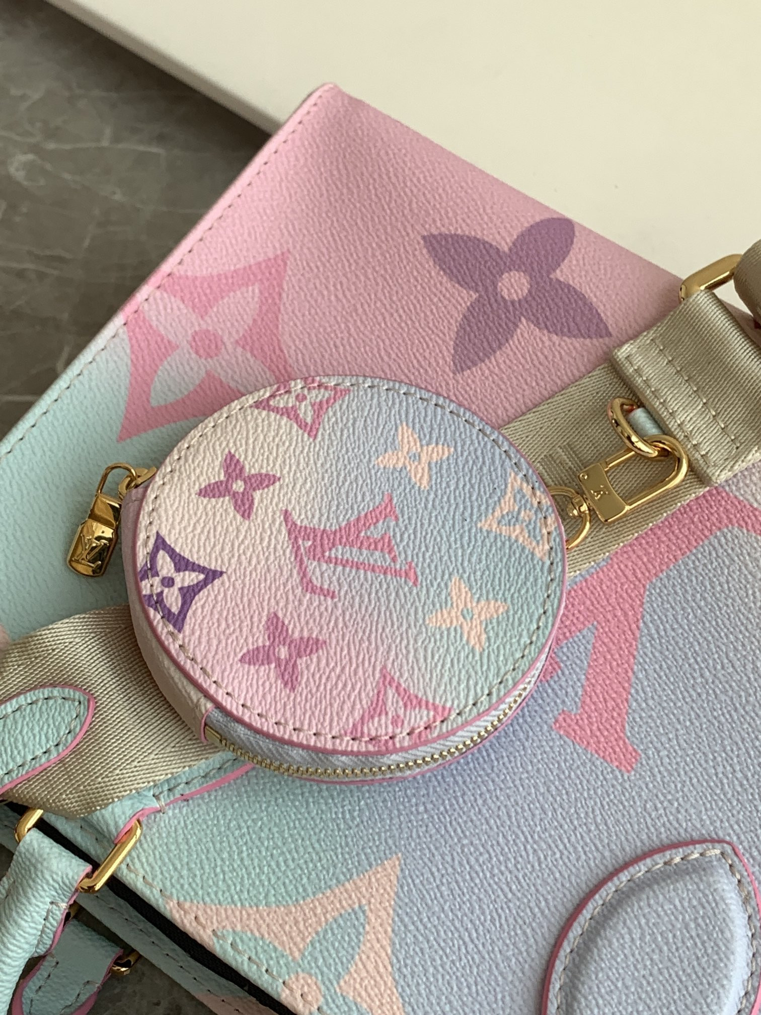 LV onthego pm m59856 25 x 19 x 11.5CM