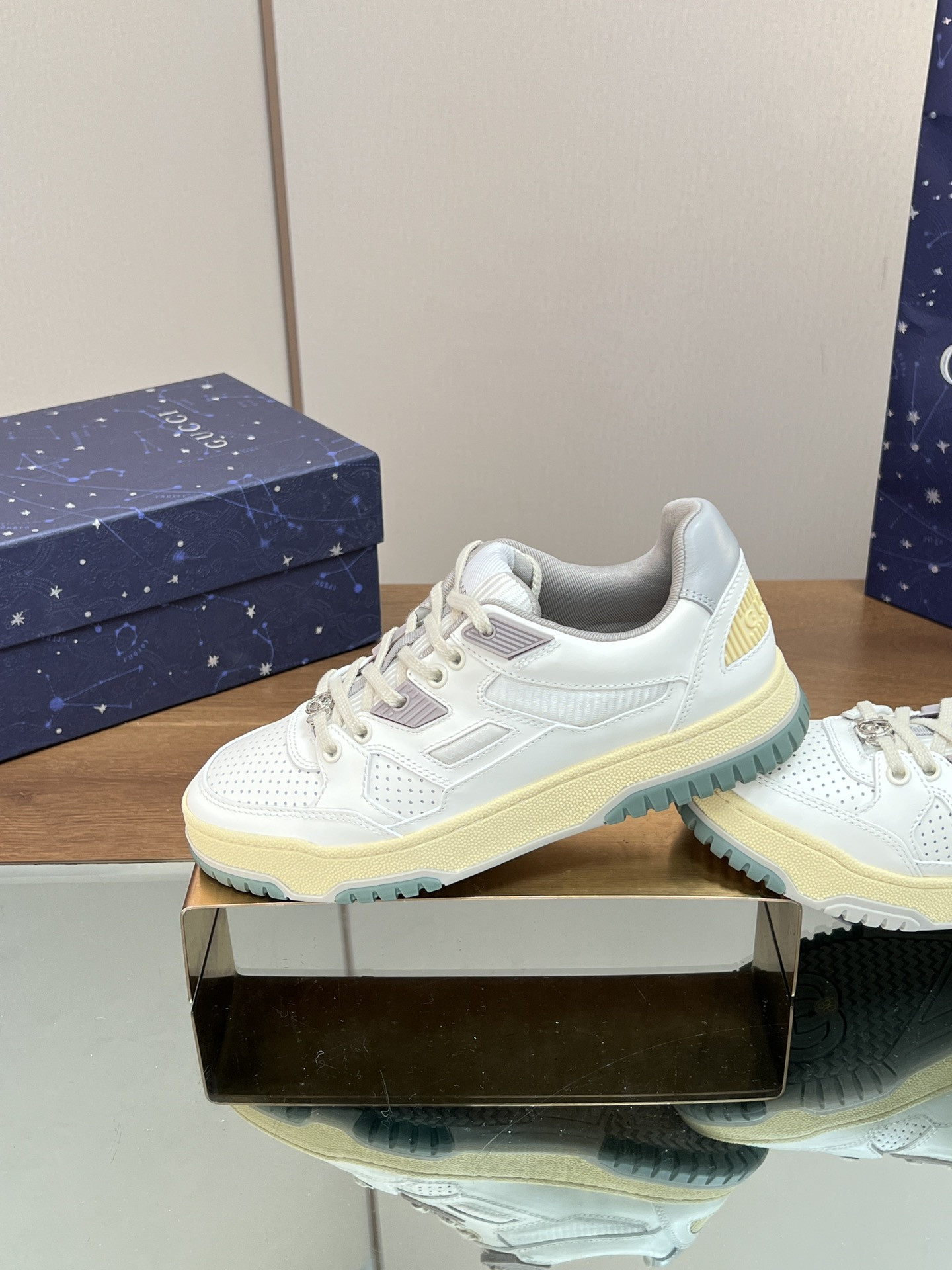 ua G*u*i low-top sneaker