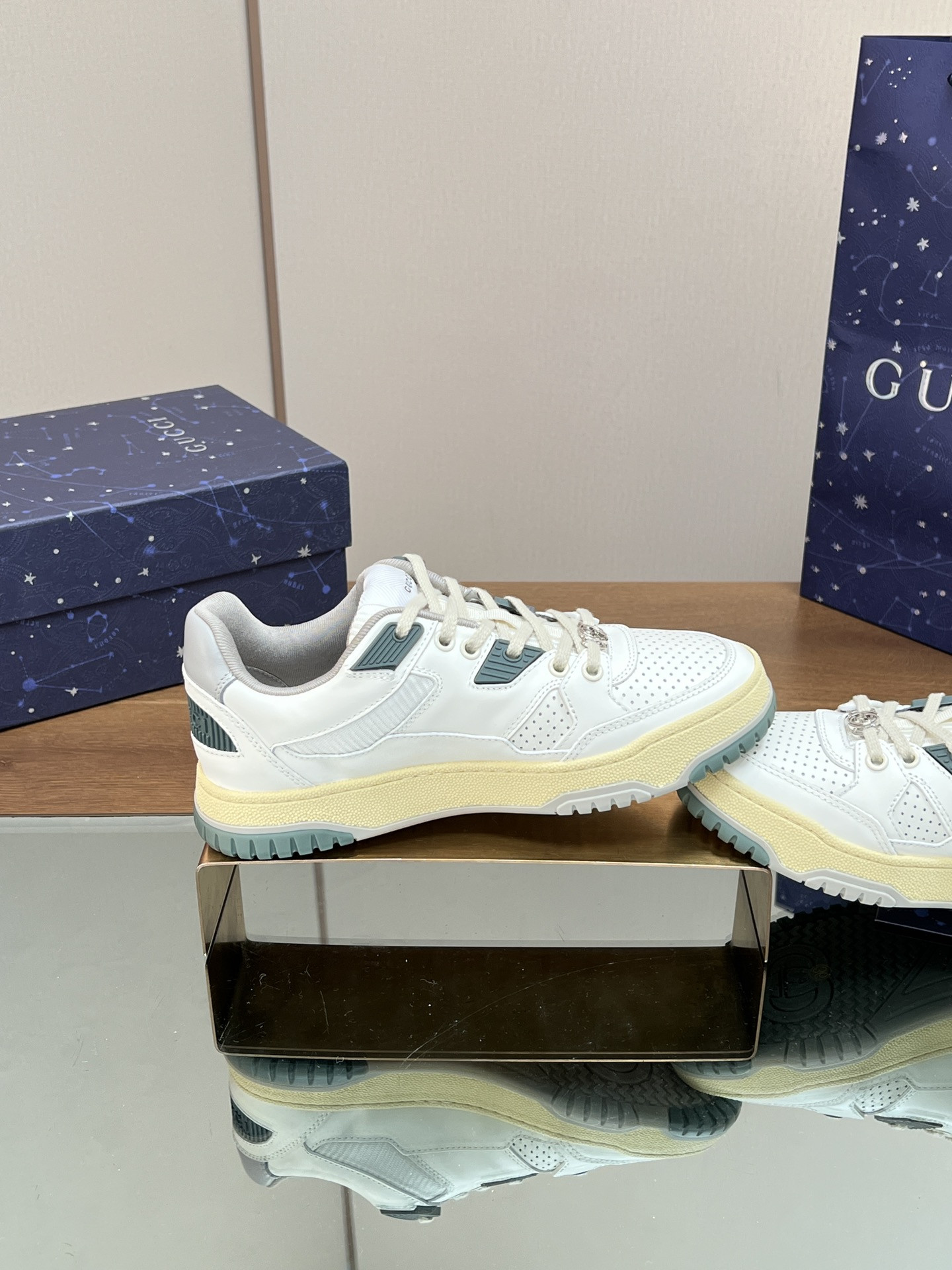 ua G*u*i low-top sneaker