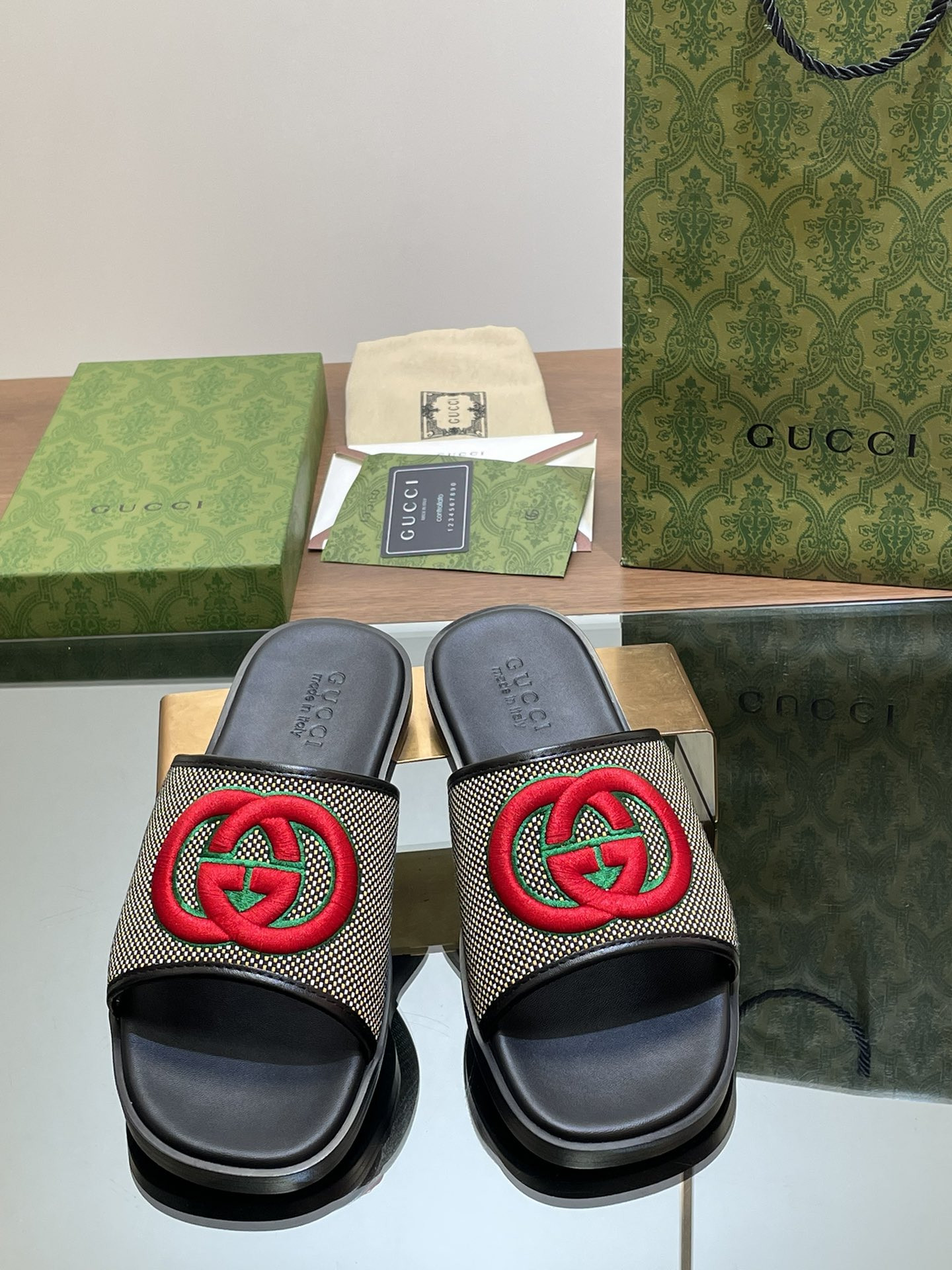 ua G*u*i interlocking g slide sandal