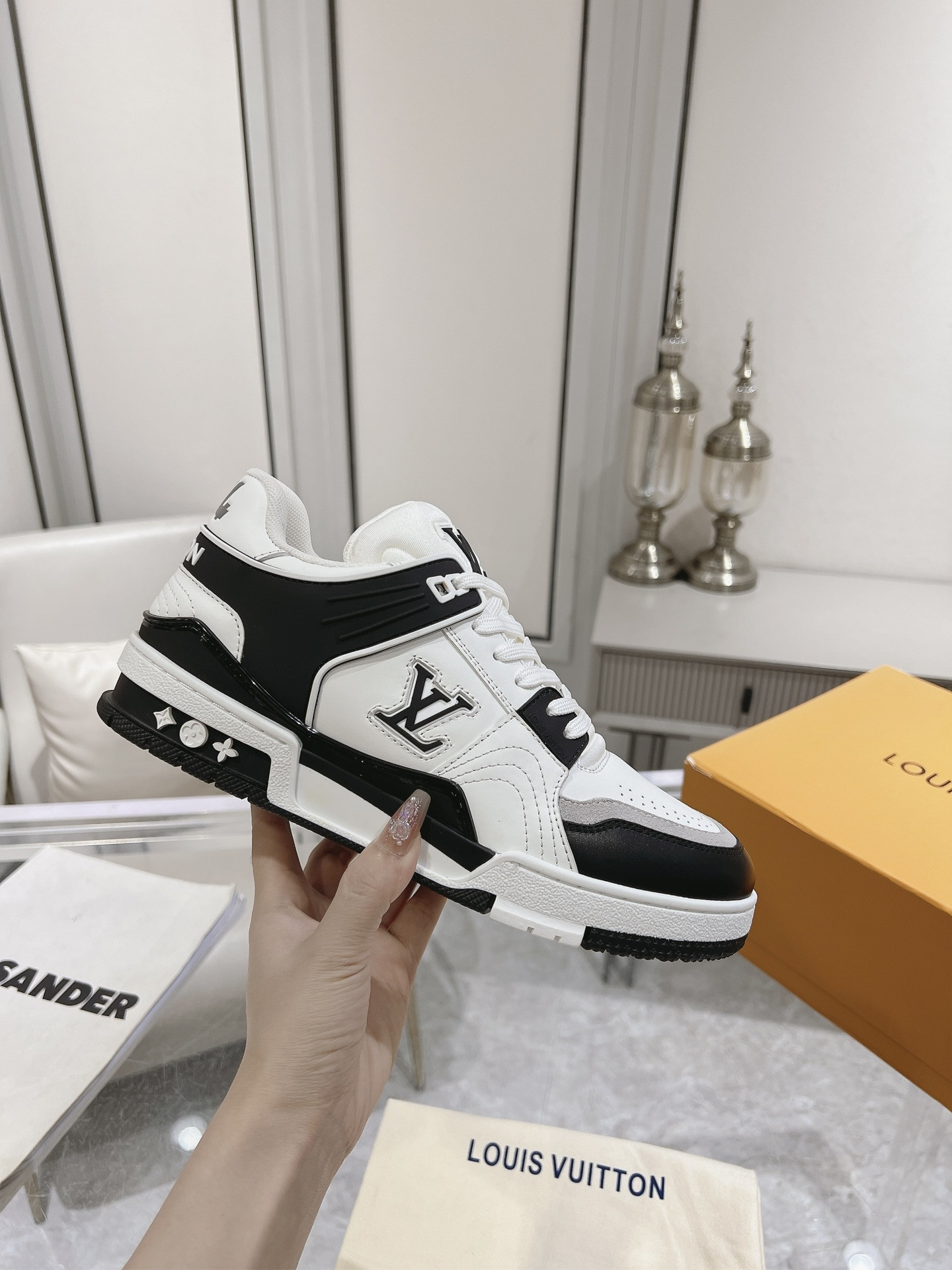 UA LV Trainer Sneaker