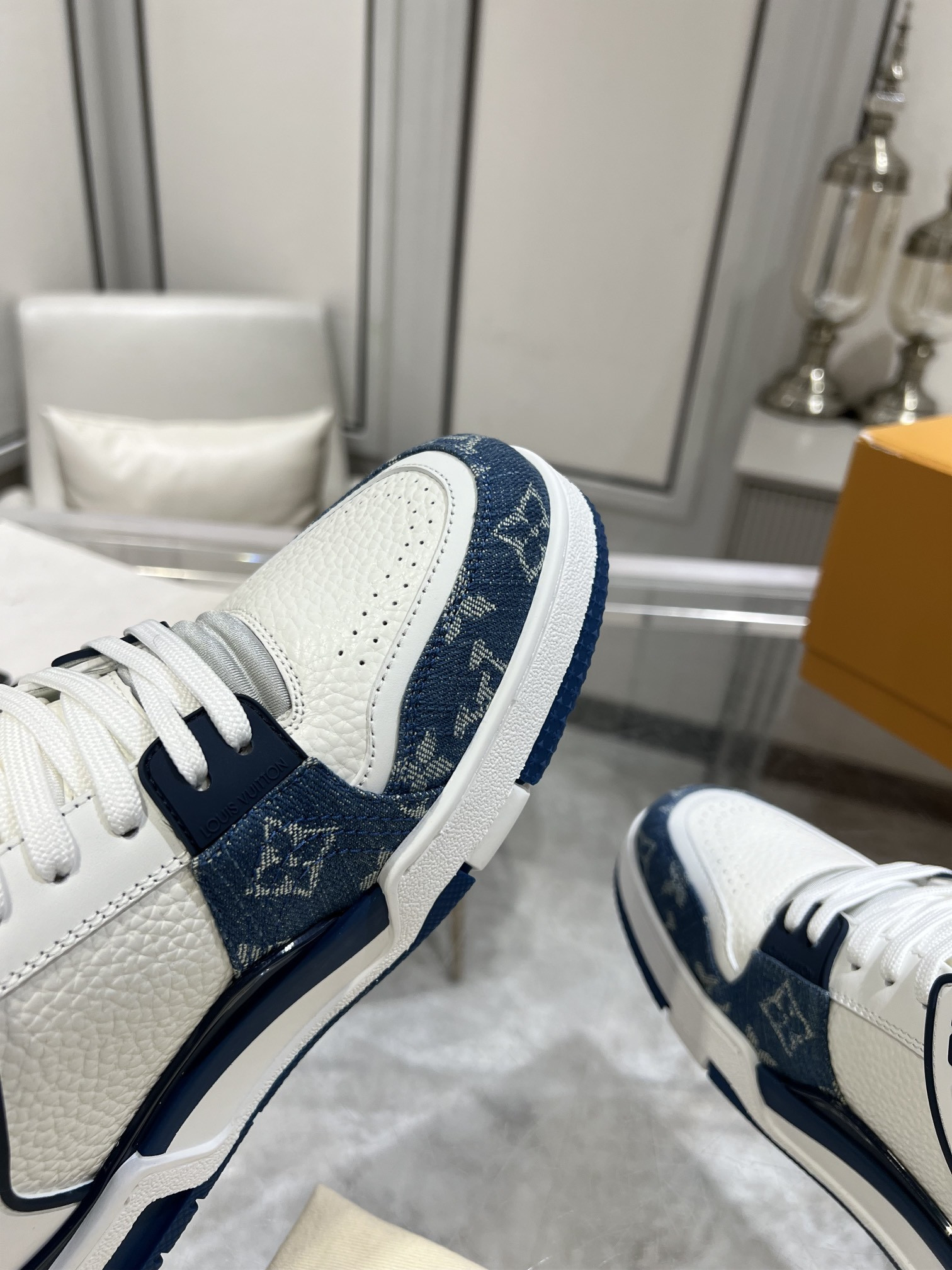 UA LV Trainer Sneaker