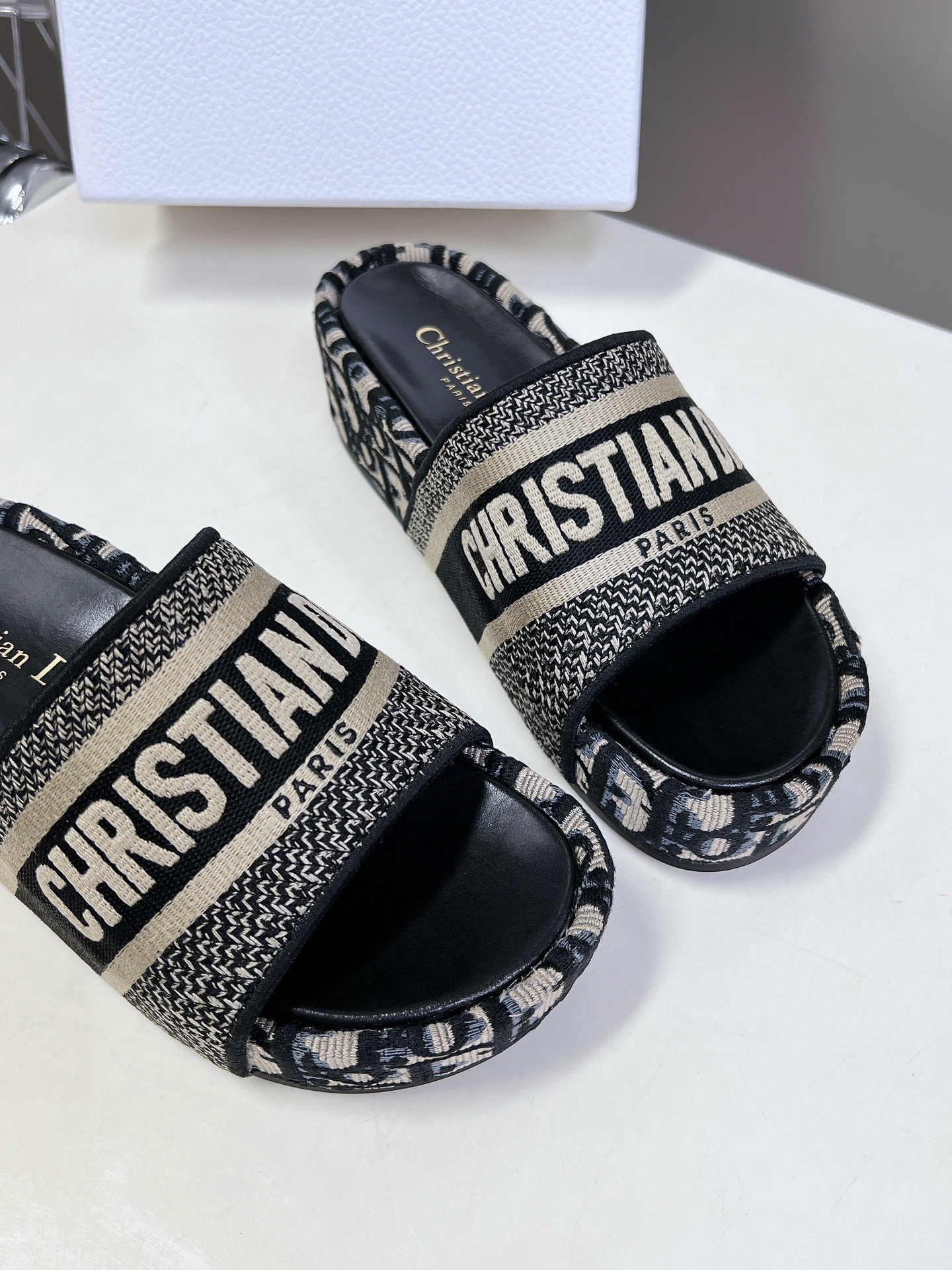 ua D*or platform sandals
