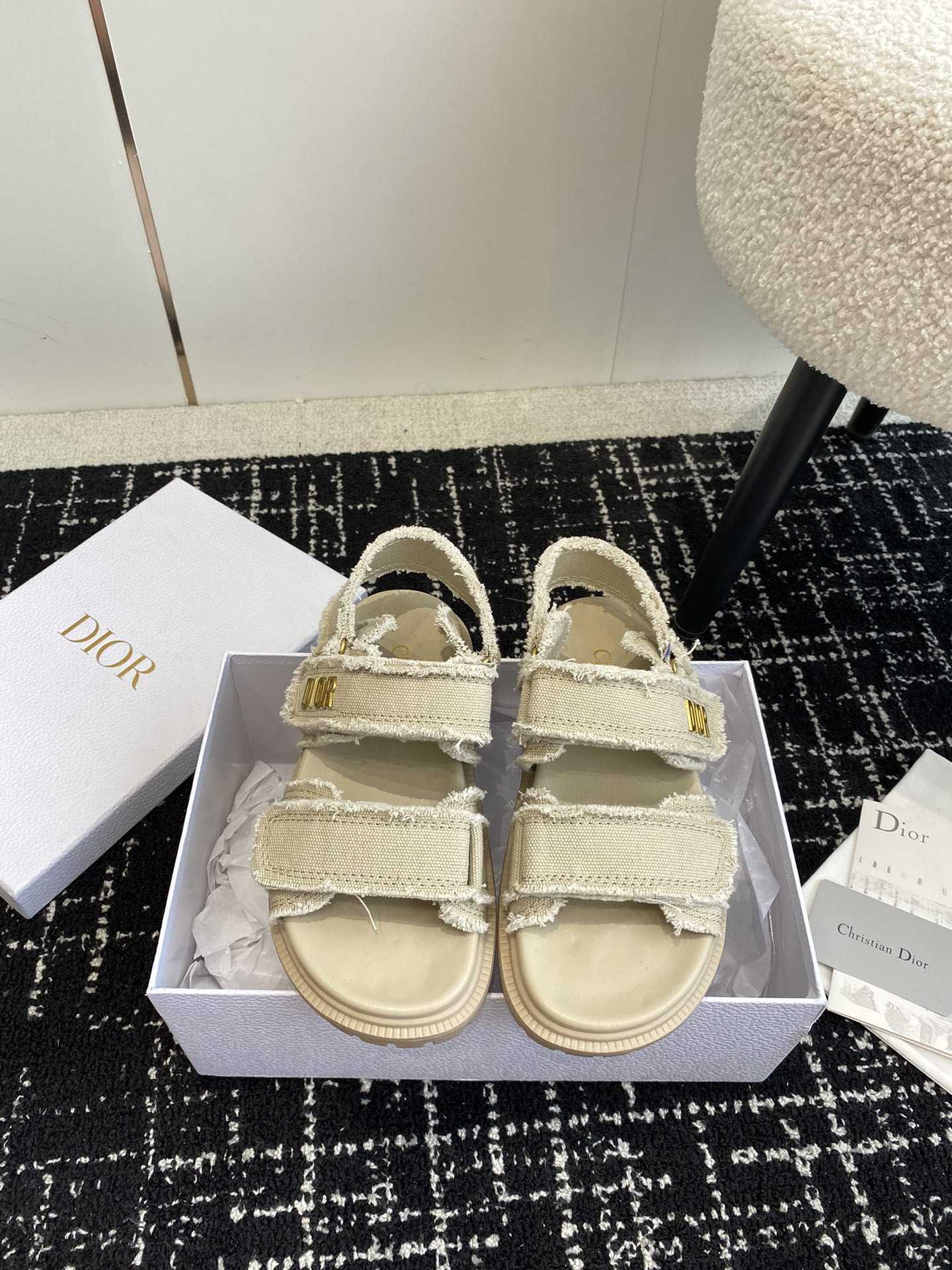 ua D*oract sandal