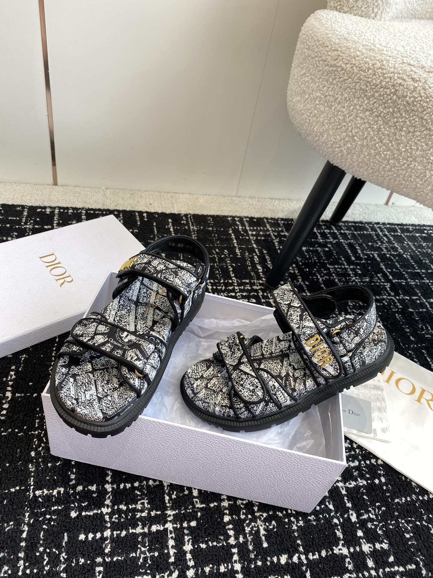 ua D*oract sandal