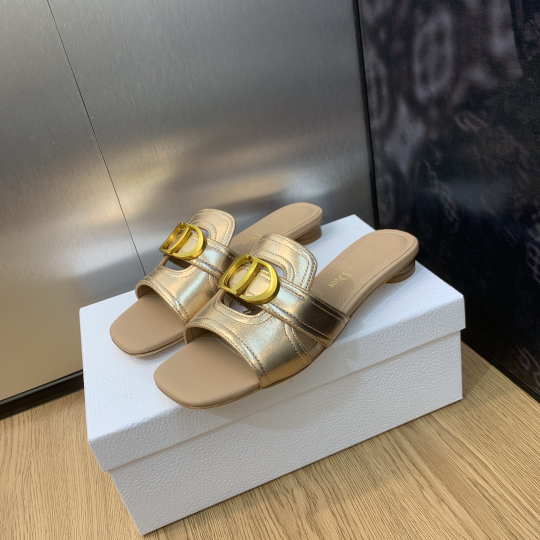 ua D*or 30 montaigne slide