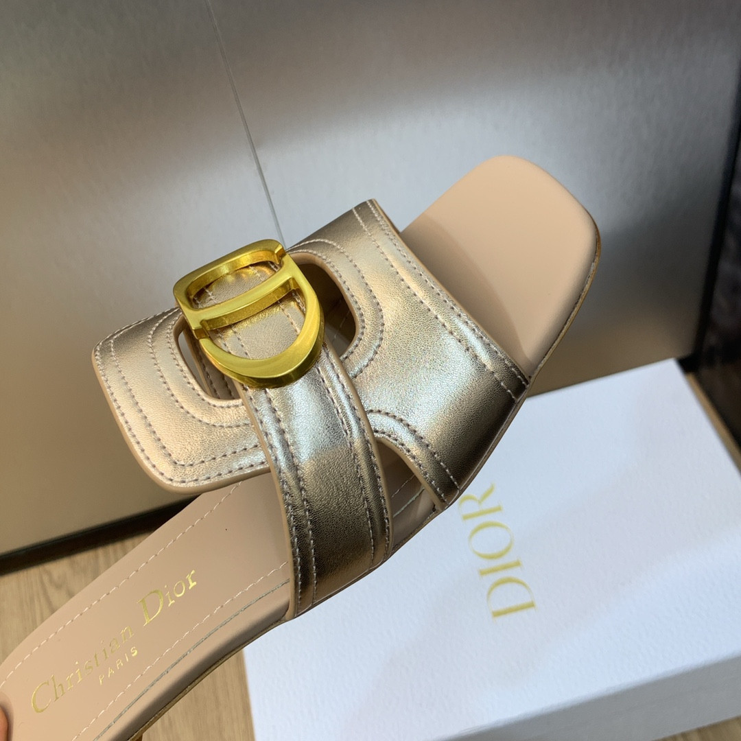 ua D*or 30 montaigne slide