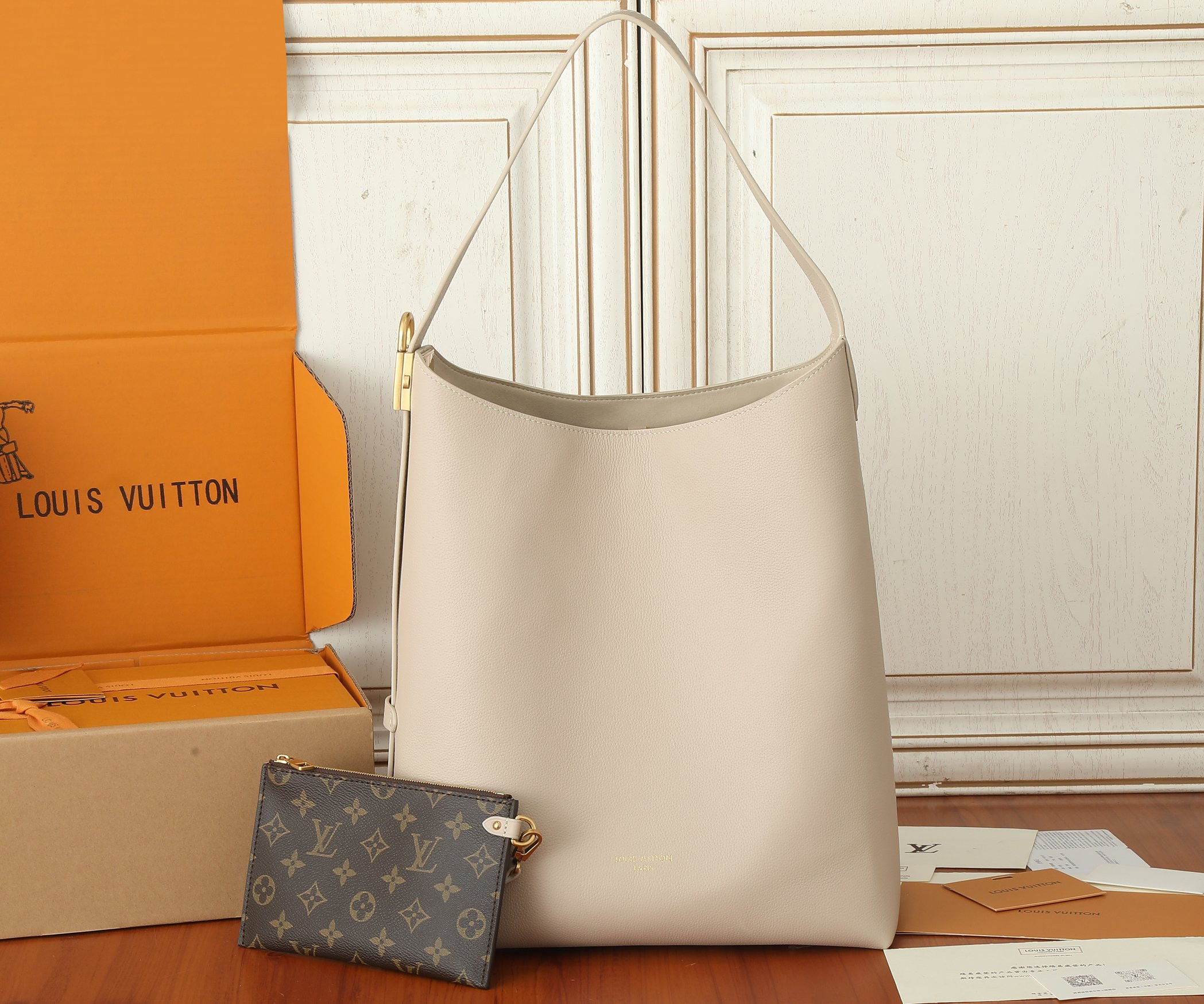 LV Low Key Hobo MM M25022 12.2 x 13.8 x 7.1 in