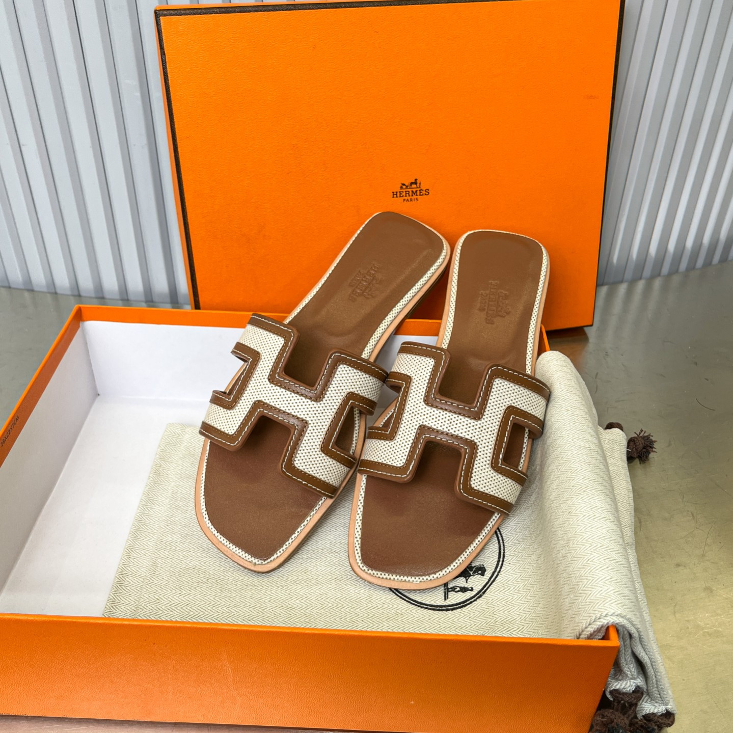 ua H**me5 oran sandal