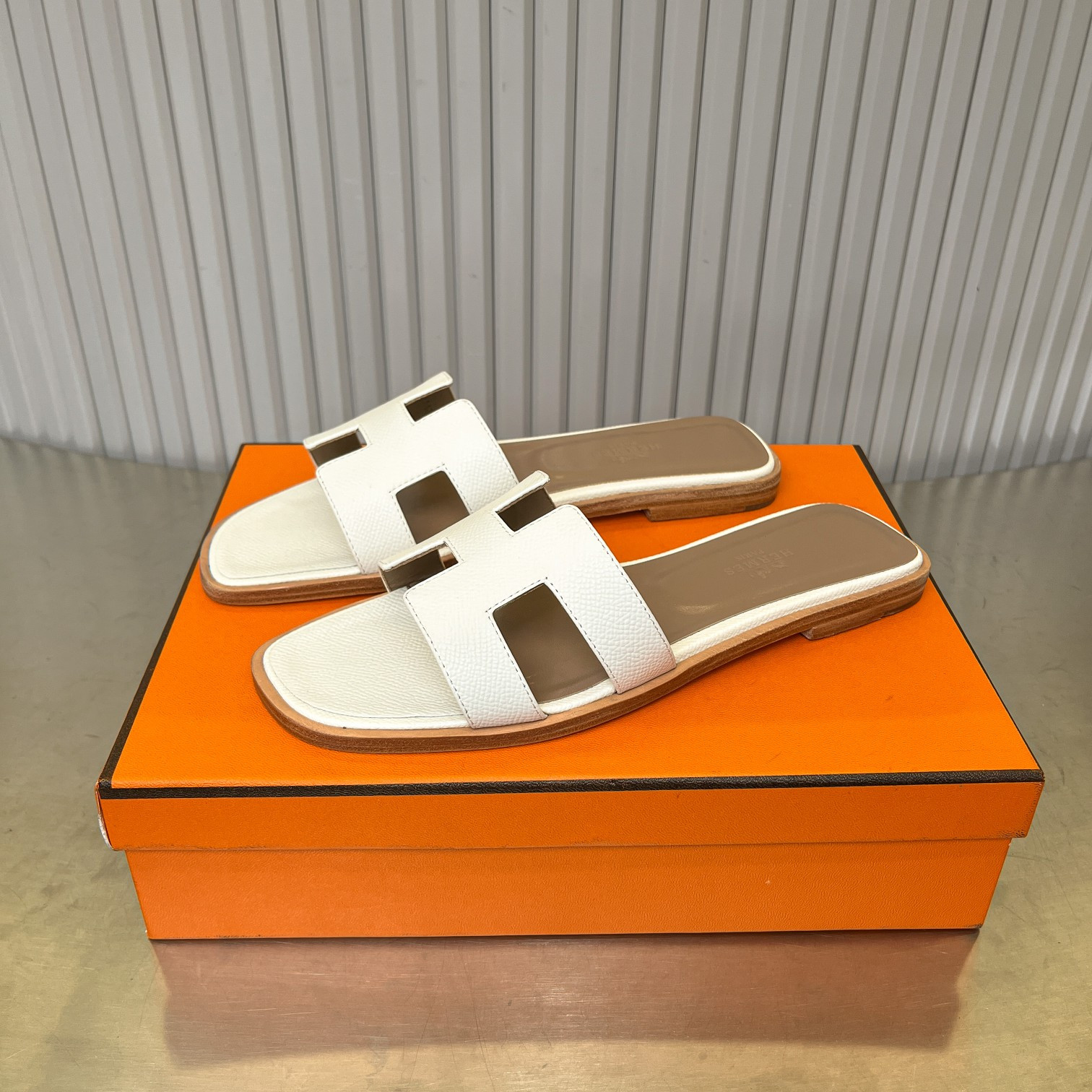 ua H**me5 oran sandal