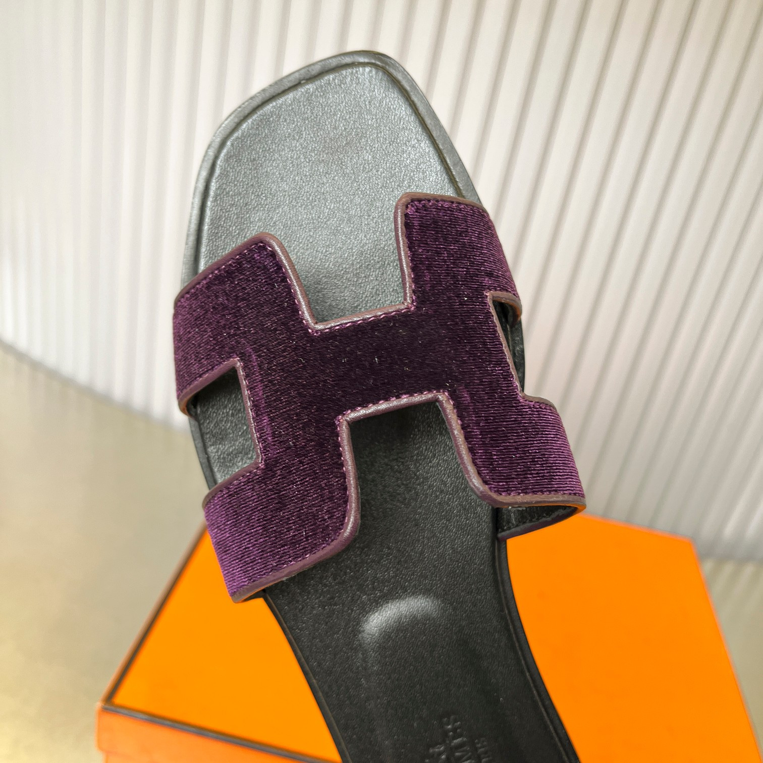 ua H**me5 oran sandal