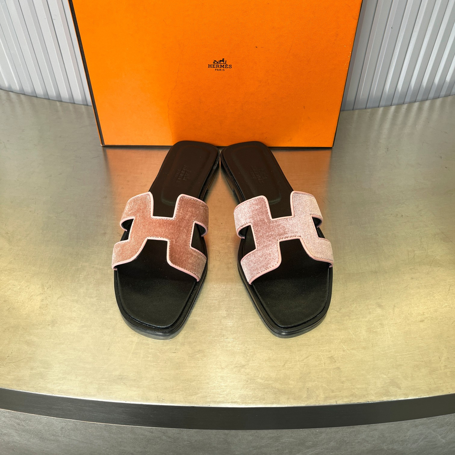 ua H**me5 oran sandal