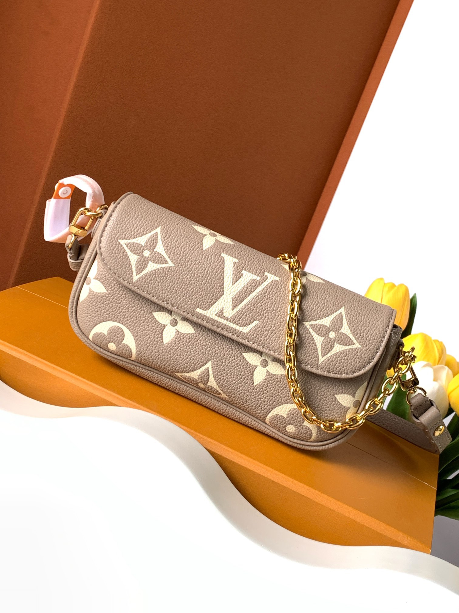LV Wallet On Chain Ivy M82211 9.3 x 4.7 x 1.7 inches