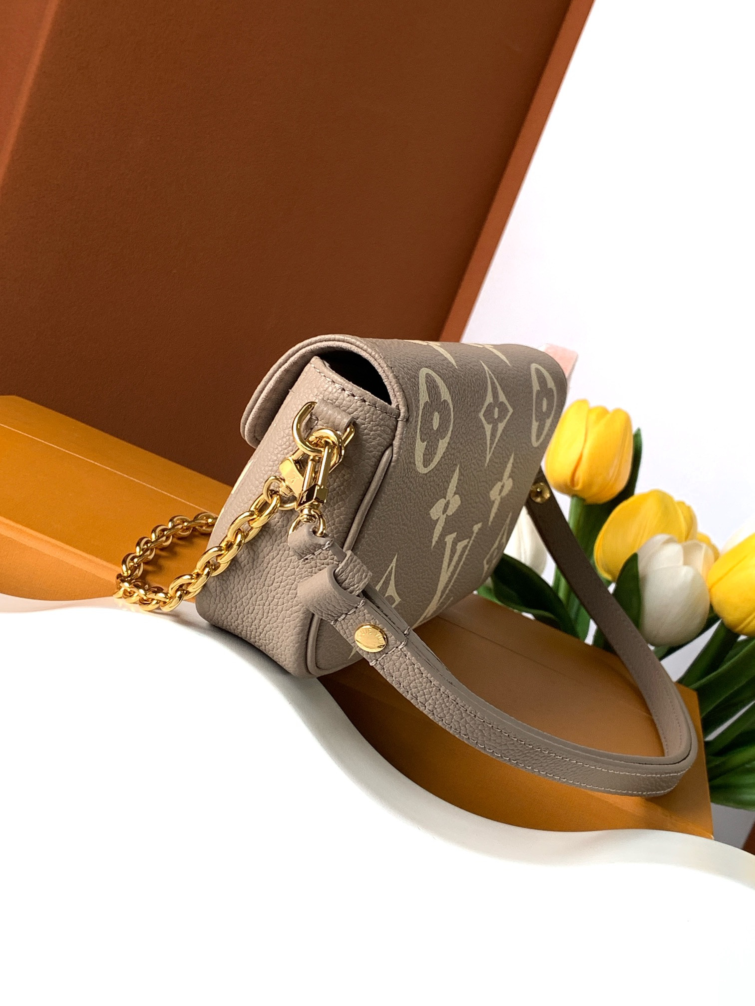 LV Wallet On Chain Ivy M82211 9.3 x 4.7 x 1.7 inches