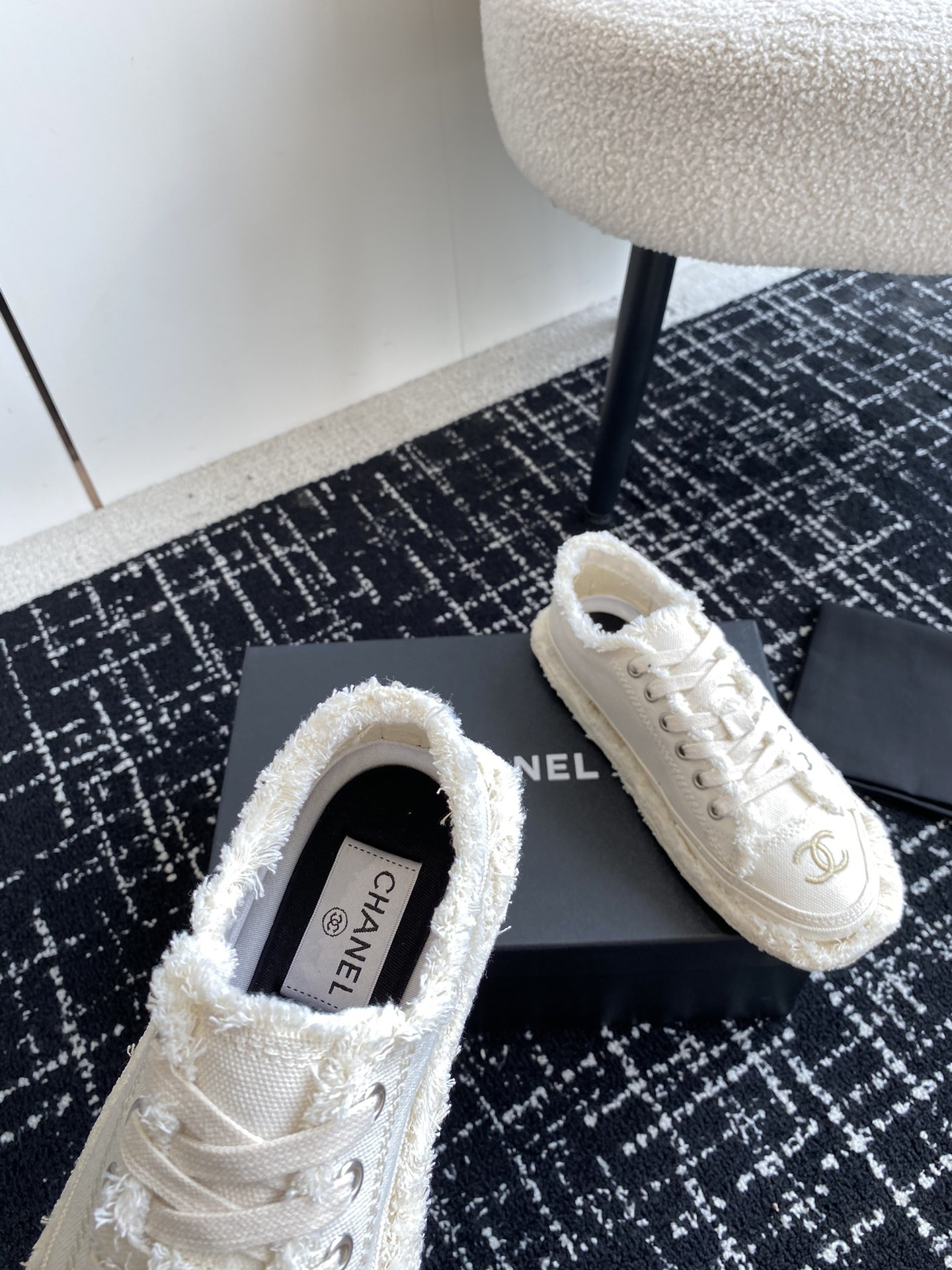 ua Ch*el sneaker