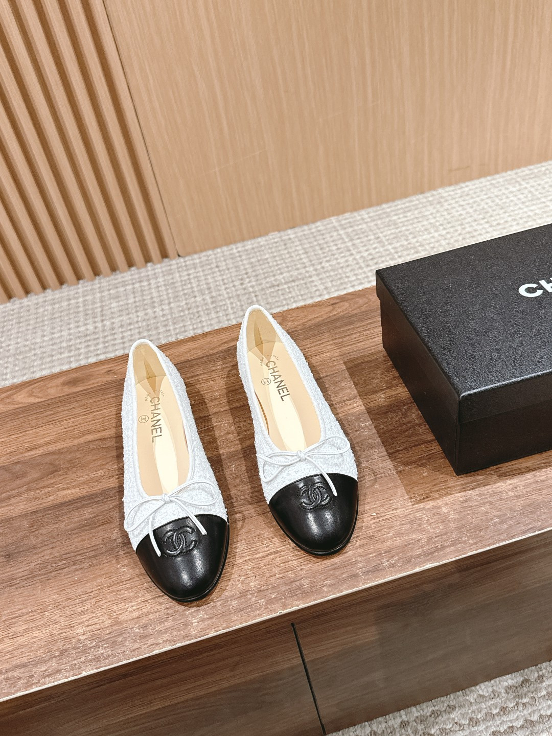 ua Ch*el ballet flats
