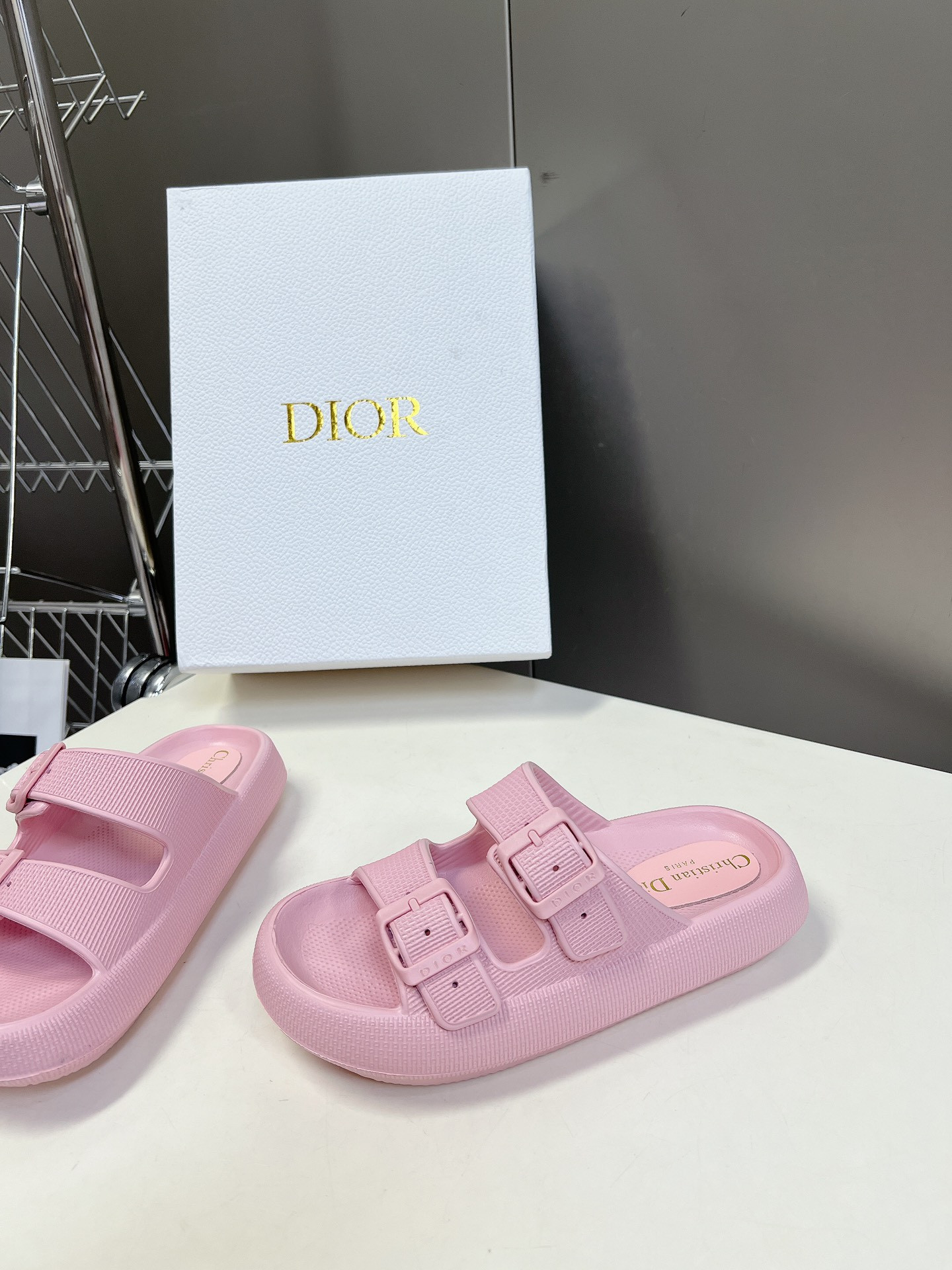 ua D*or slide