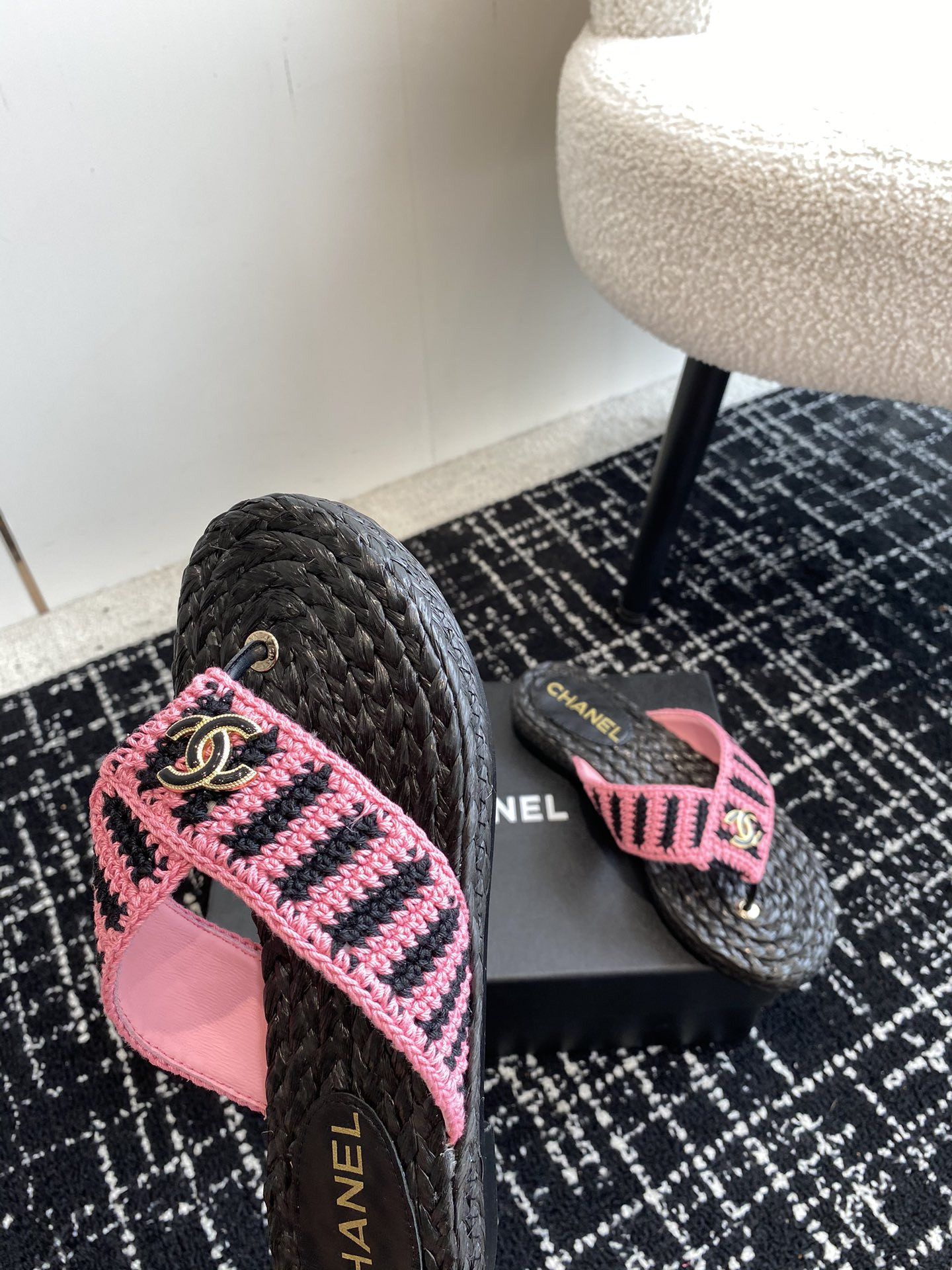 ua Ch*el thongs slides