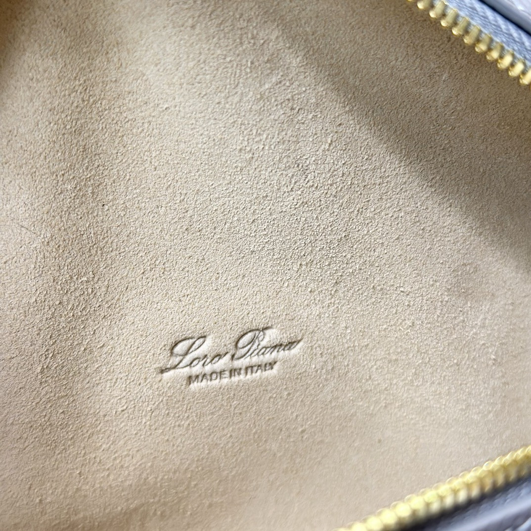 L**o p*ana extra pocket l19 grained calfskin 11 x 19 x 6.5 cm