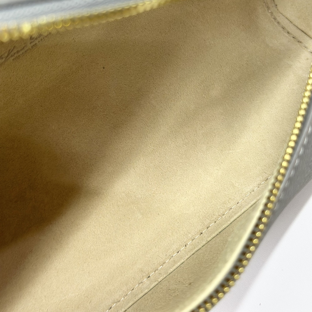 L**o p*ana extra pocket l19 grained calfskin 11 x 19 x 6.5 cm