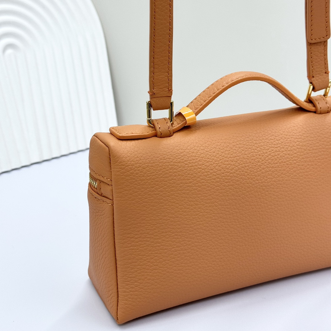 L**o p*ana extra pocket l19 grained calfskin 11 x 19 x 6.5 cm