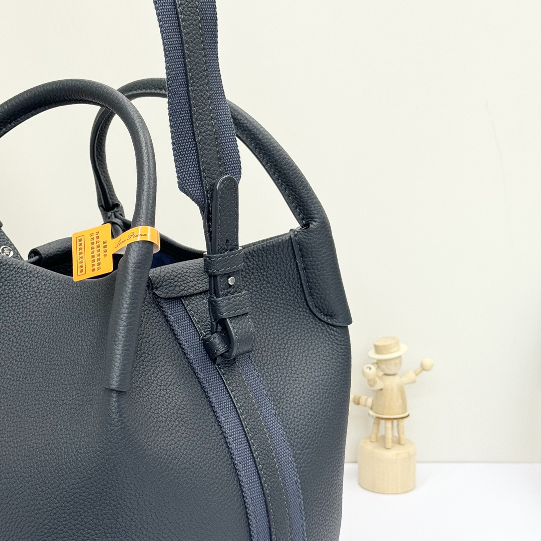 L**o p*ana small bale bag black grained calfskin 17 x 17 x 21 cm