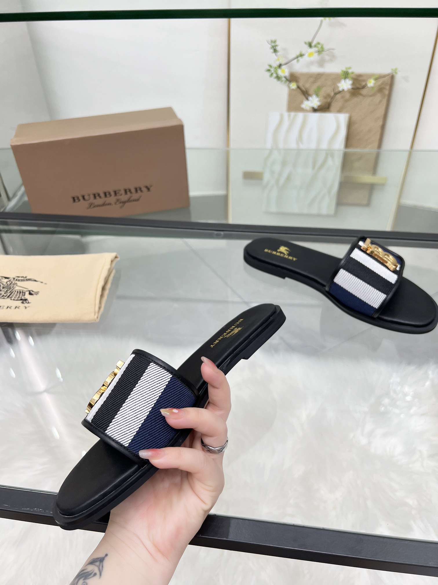 ua B**rry slides