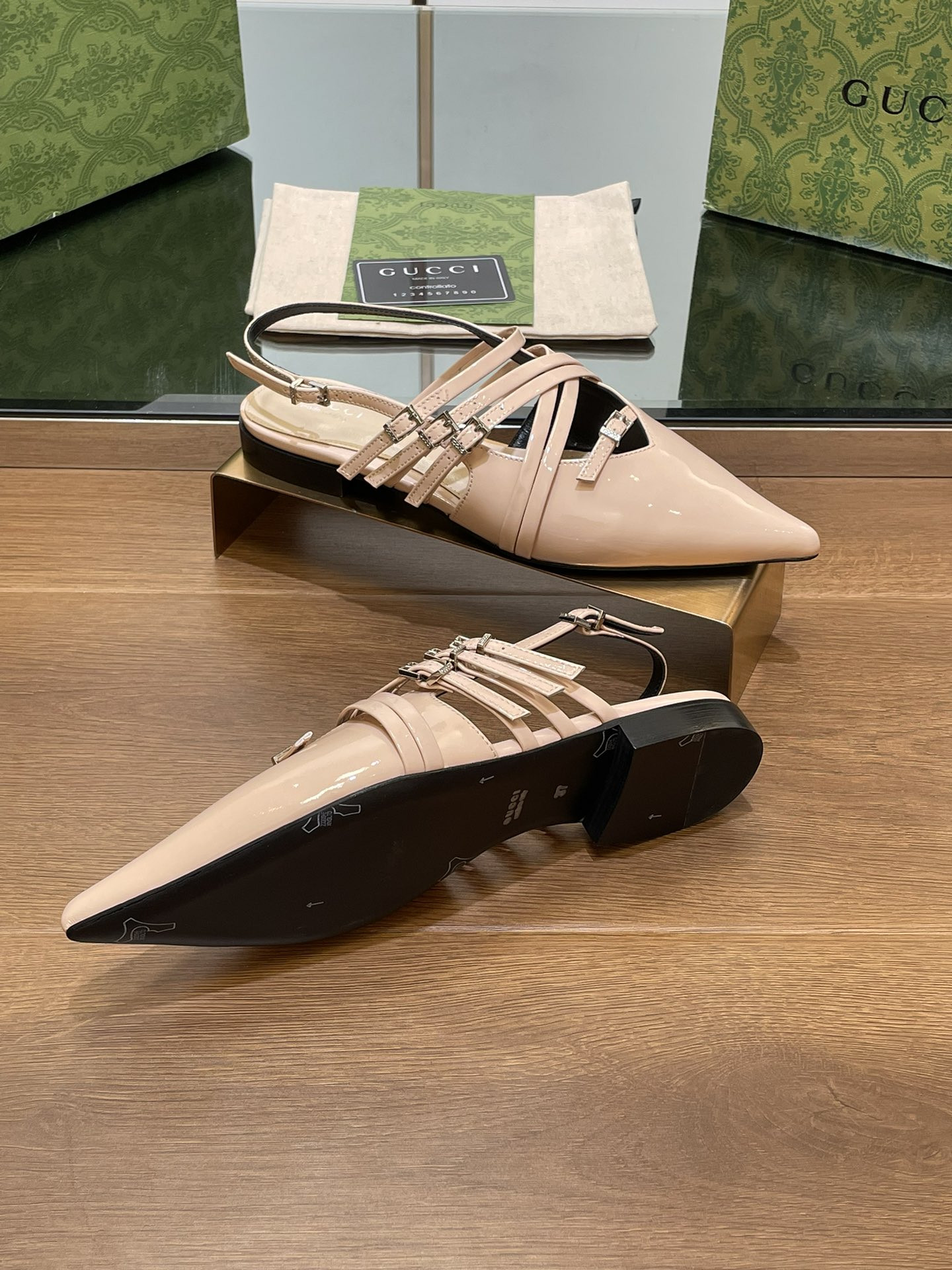 ua G*u*i strappy ballet flat