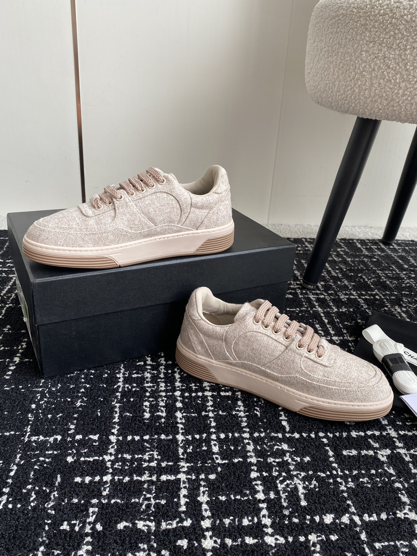 ua Ch*el sneaker