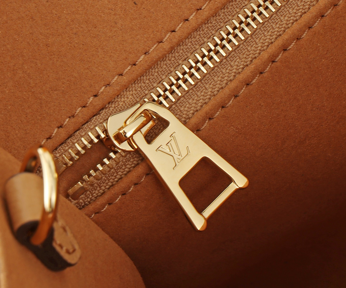 LV OnTheGo PM M12513  24.9 x 19.1 x 11.4 cm
