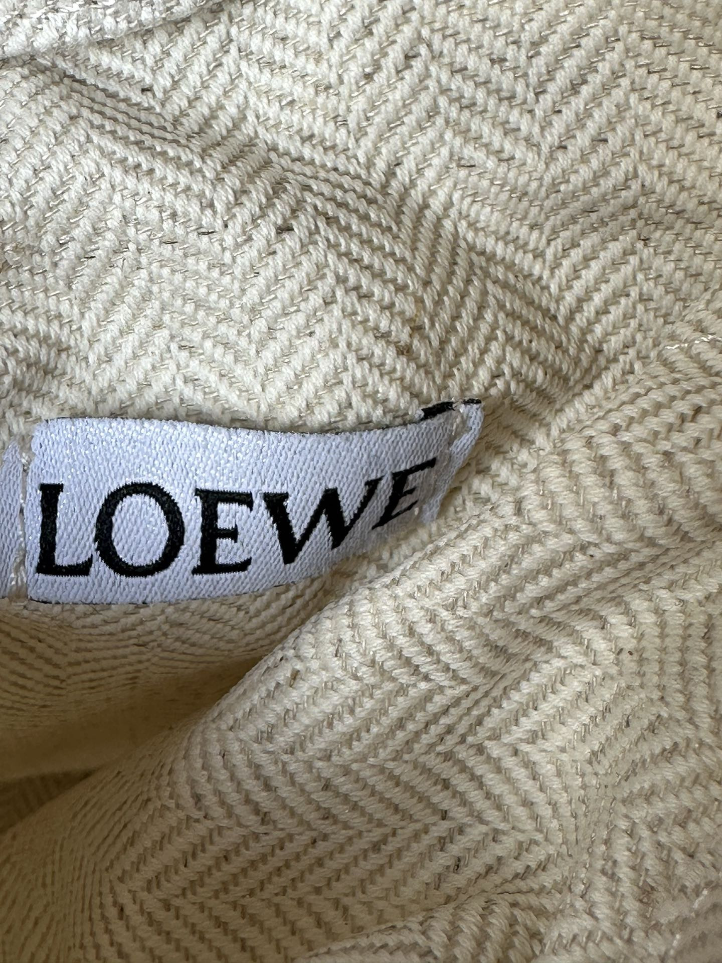 L0ew* anagram cut-out pocket in classic calfskin and canvas 20x11x8cm