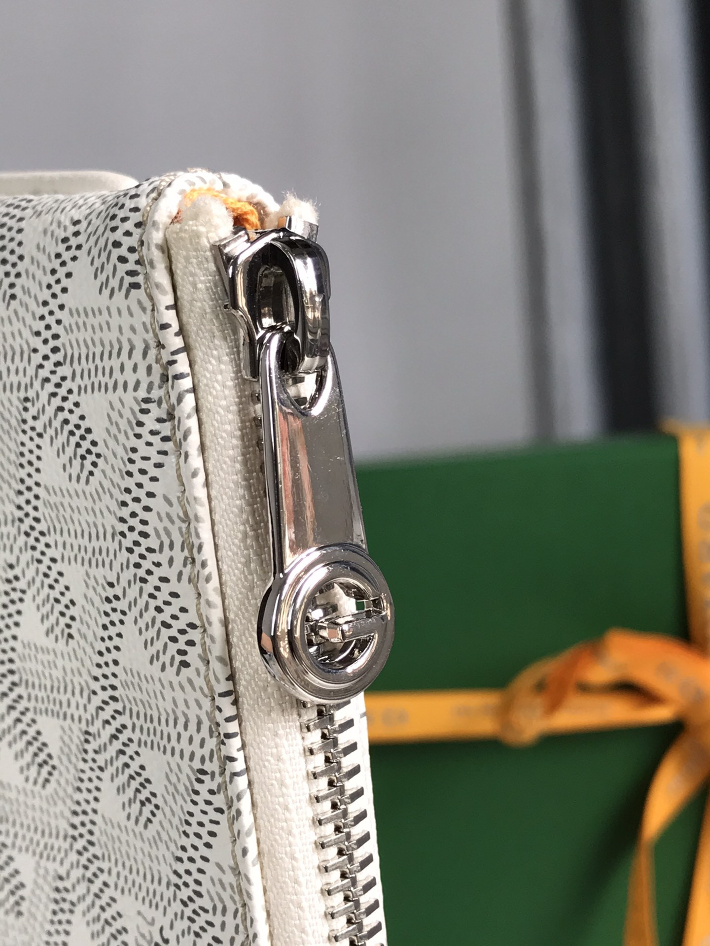Go*ard Go*ardine white senat mm pouch palladium hardware 36x26x0.5cm