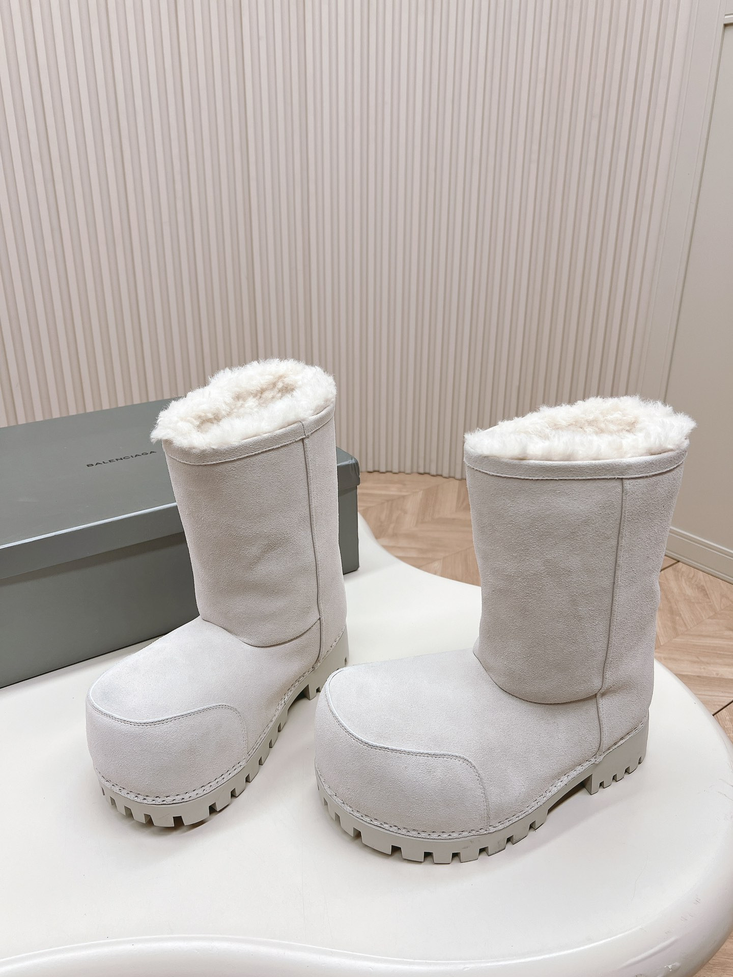 ua Ba*len*cia*ga snow boot