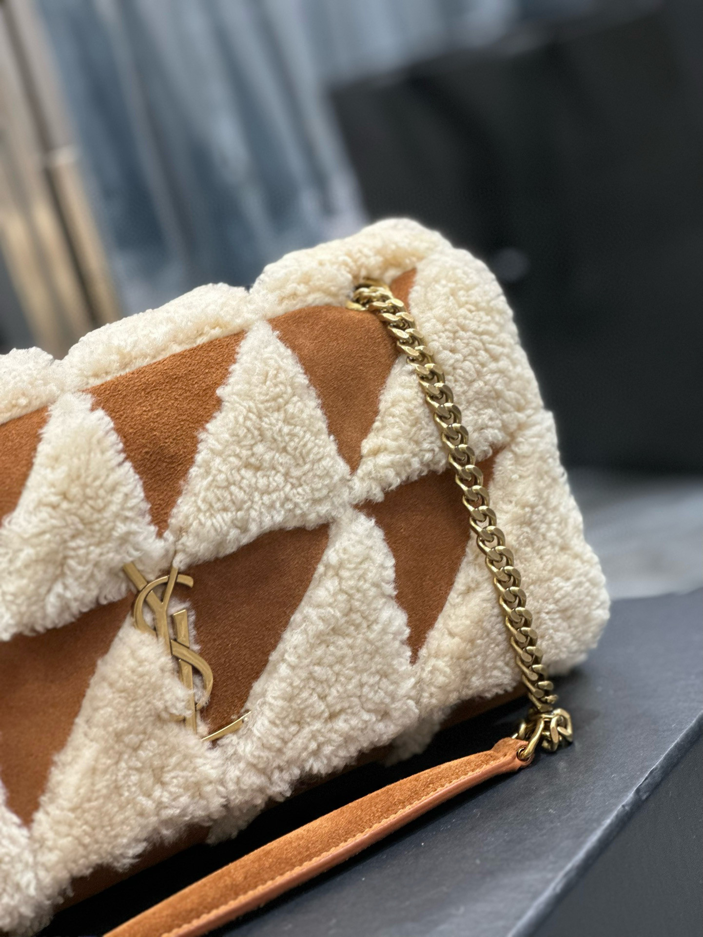 Y*L jamie medium in suede and shearling 25×15×7.5cm