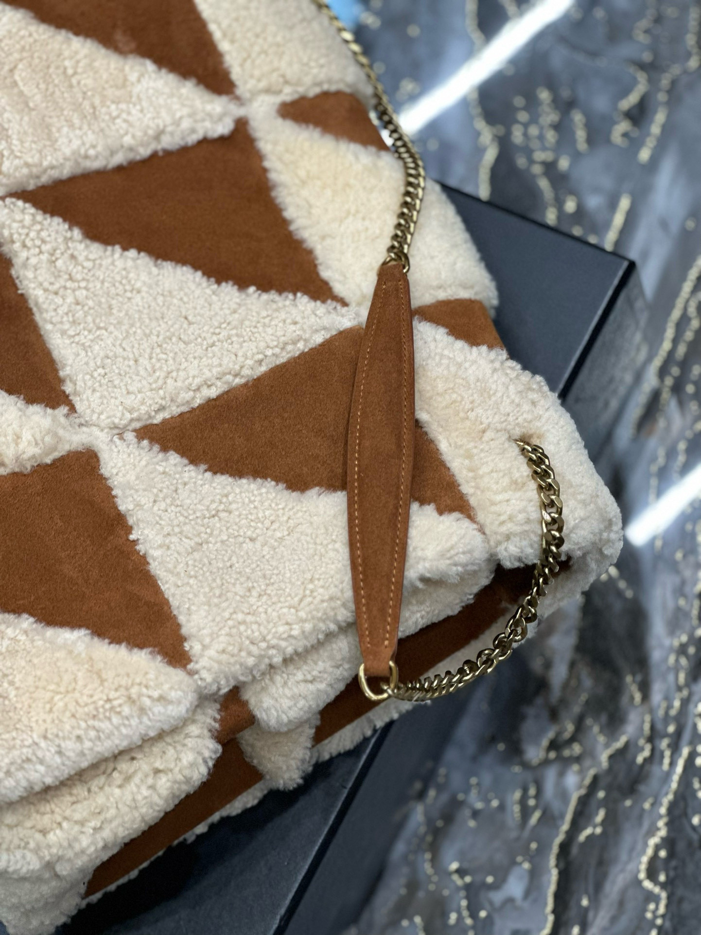 Y*L jamie large in suede and shearling 38×26×12cm
