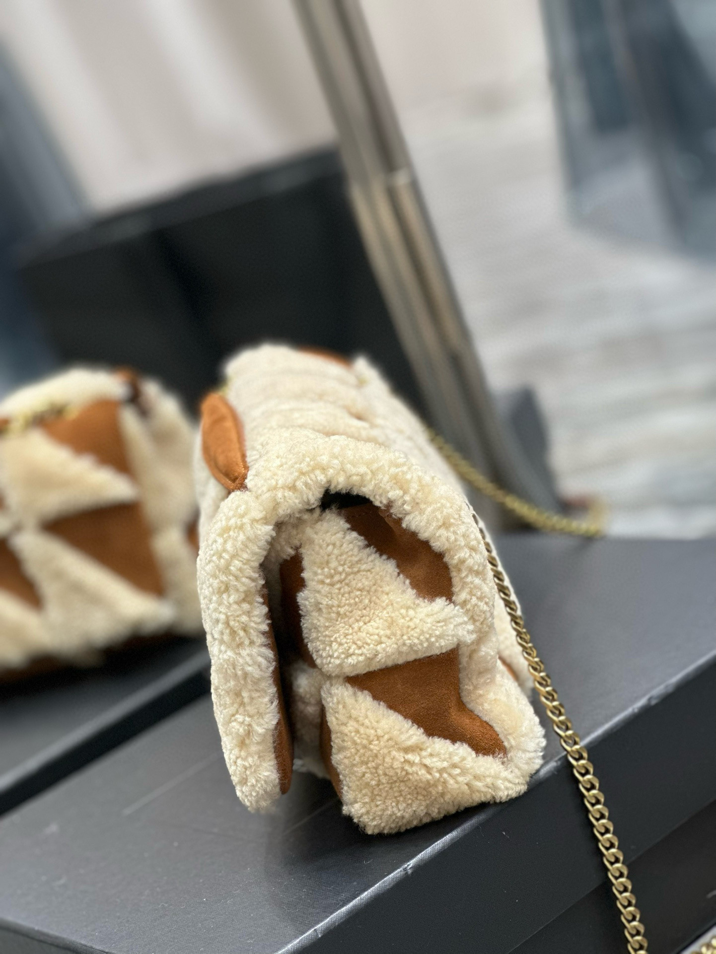 Y*L jamie medium in suede and shearling 25×15×7.5cm