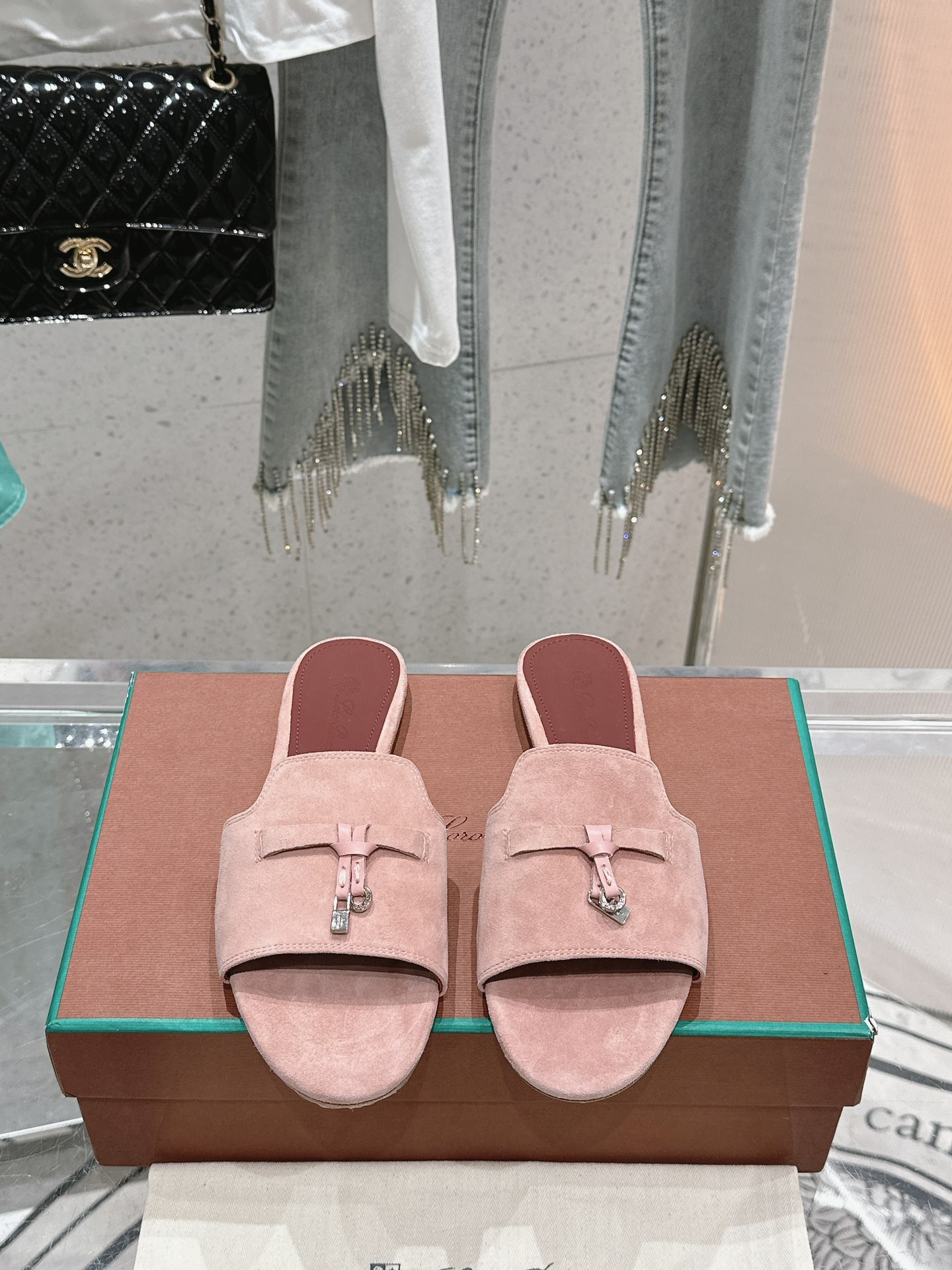 ua L**o p*ana summer charms sandal