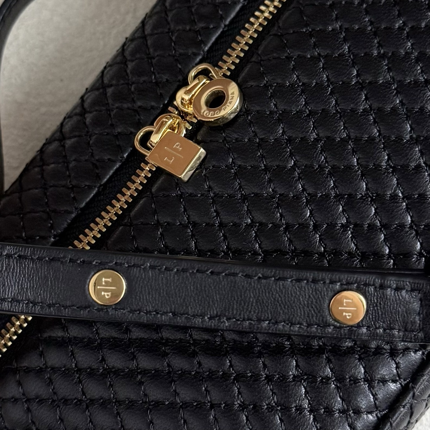 L**o p*ana extra pocket l19 lambskin 19x11.5x7cm