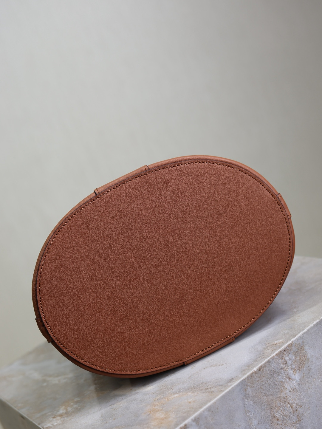 Y*L y top-handle bucket in leather 25x22-34x3-15cm