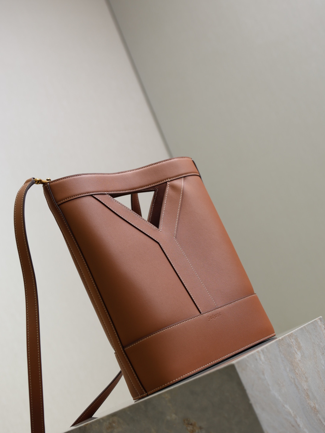 Y*L y small bucket in leather 23x29.5x3-8.5cm