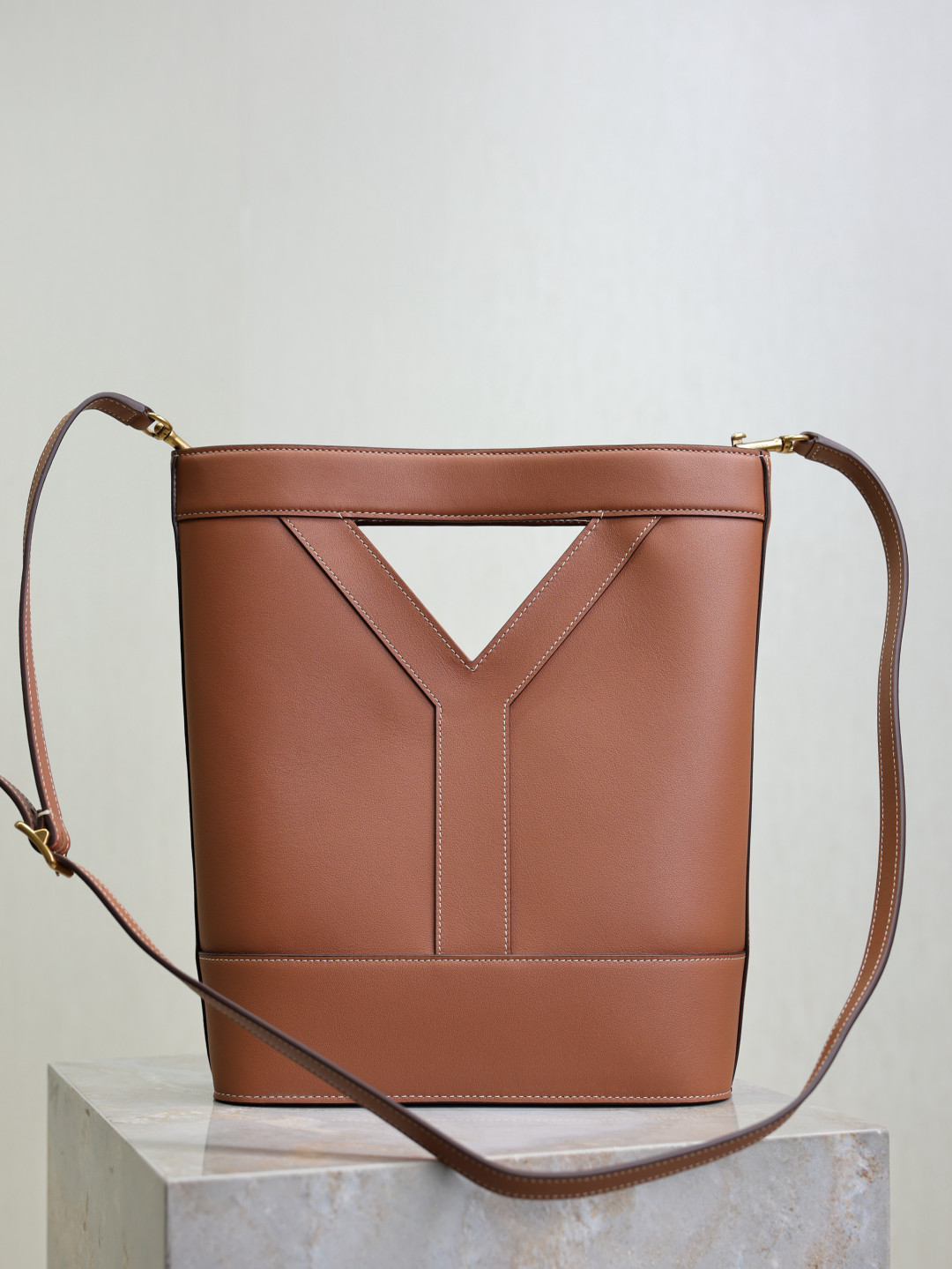 Y*L y small bucket in leather 23x29.5x3-8.5cm