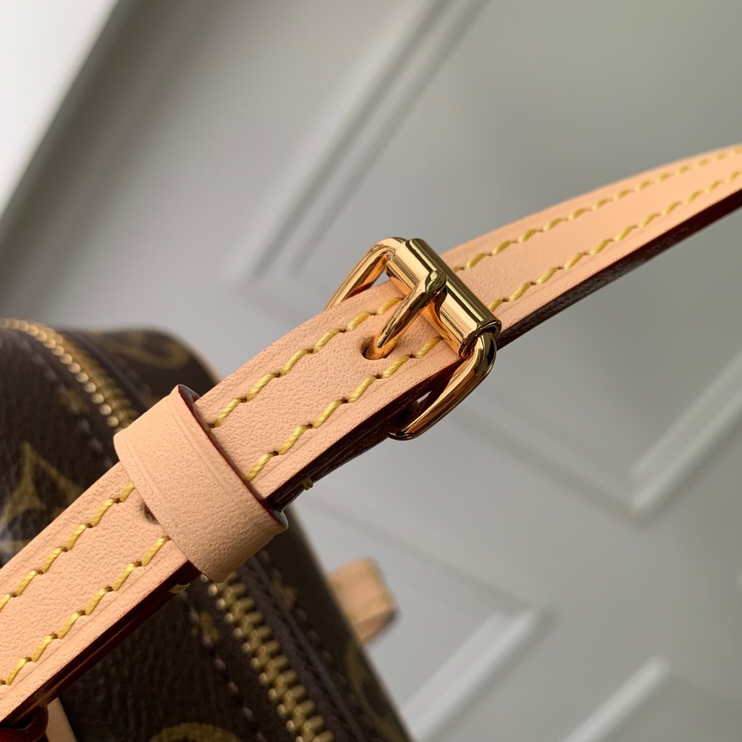 LV Hang On M47031 26x11.5x6.5cm