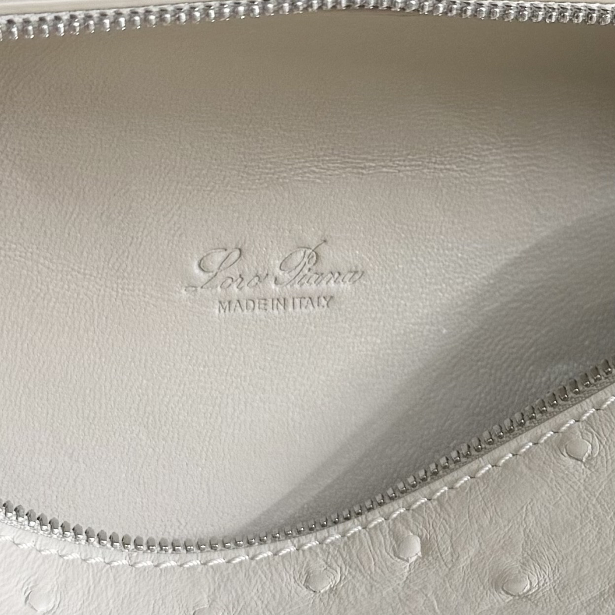 L**o p*ana extra pocket l19 ostrich-grained leather 11 x 19 x 6.5 cm