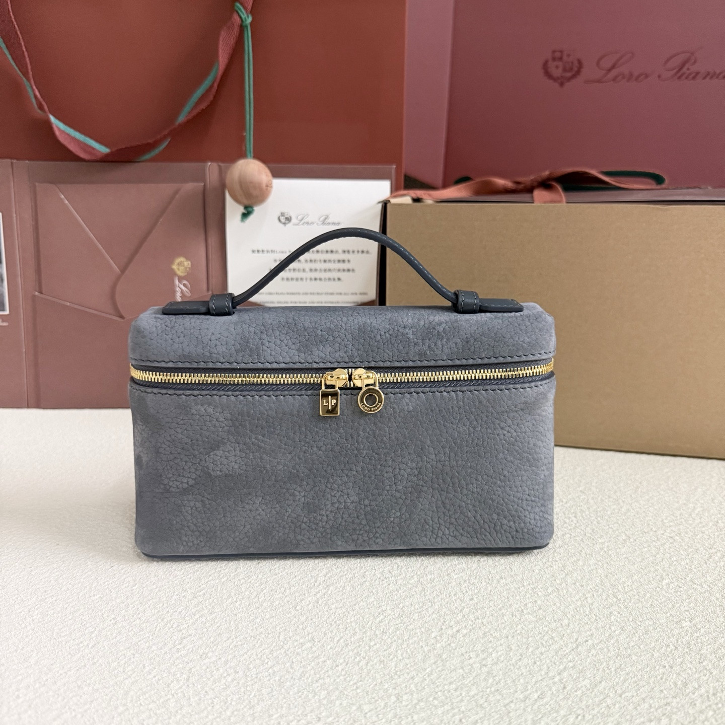 L**o p*ana extra pocket l19 grained calfskin 11 x 19 x 6.5 cm