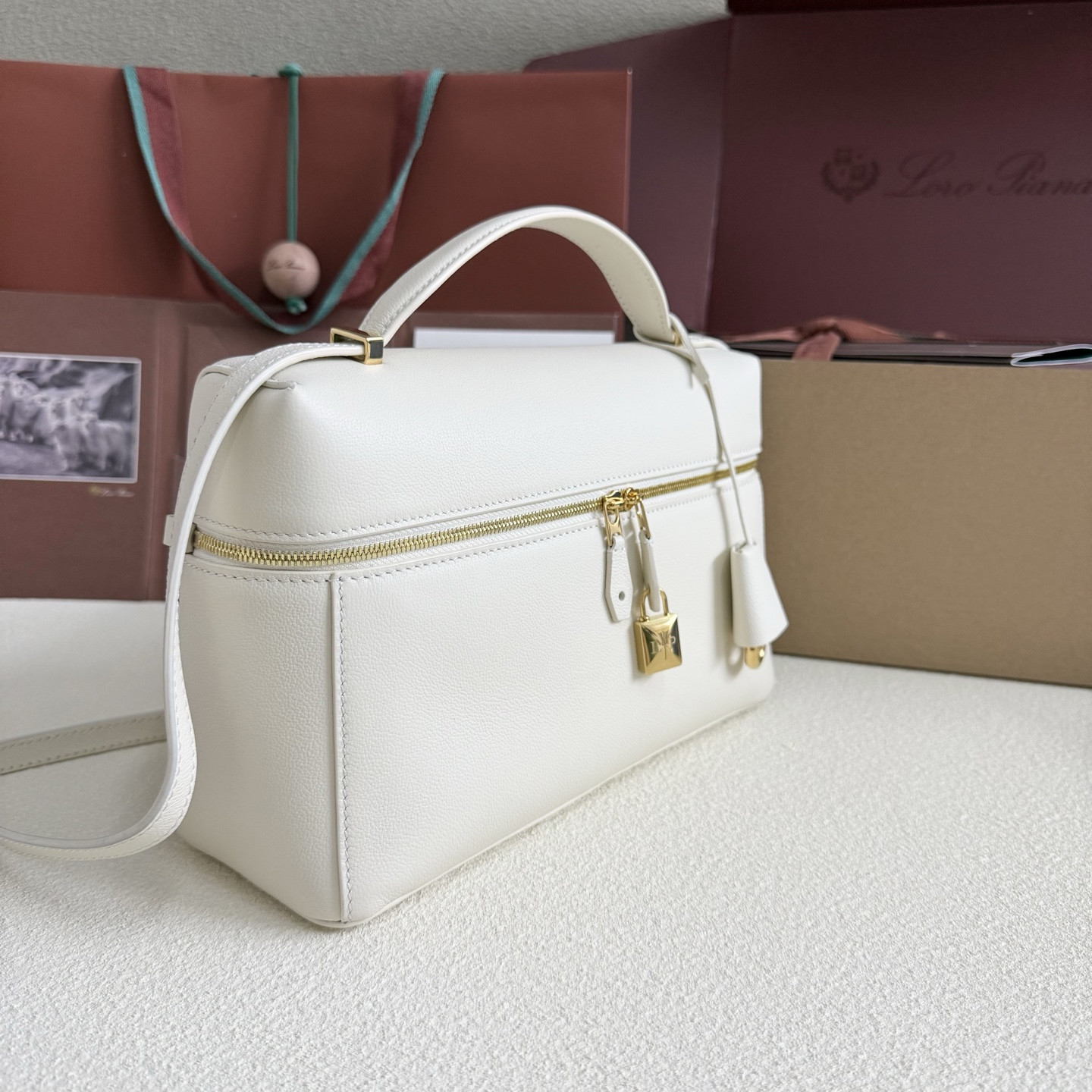 L**o p*ana extra pocket l27 calfskin 16x27x10cm
